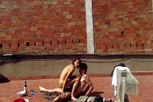 Pareja española follando en la terraza, menuda sesión de sexo bajo el sol